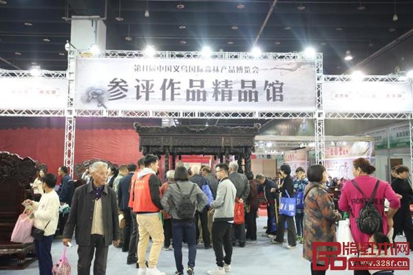 大成尚品《光輝中華十二柱龍床》在展會現(xiàn)場成為耀眼的明珠 大成尚品《光輝中華十二柱龍床》在展會現(xiàn)場成為耀眼的明珠