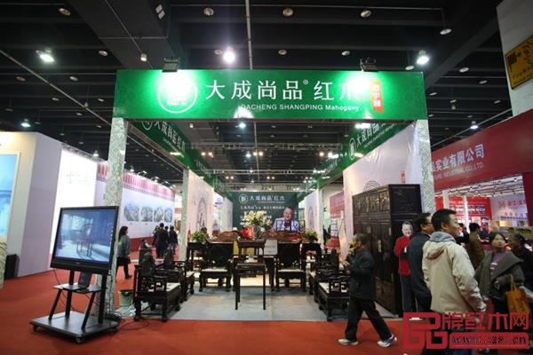大成尚品展位上井然有序的擺放著精品紅木家具 大成尚品展位上井然有序的擺放著精品紅木家具