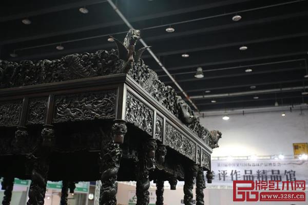 數(shù)不清的精美雕刻成就《光輝中華十二柱龍床》達到了技與藝的巔峰 數(shù)不清的精美雕刻成就《光輝中華十二柱龍床》達到了技與藝的巔峰