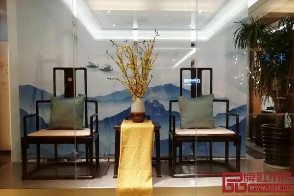 東成紅木“文宋”深圳直營店位于深圳香蜜湖紅星美凱龍二樓 東成紅木“文宋”深圳直營店位于深圳香蜜湖紅星美凱龍二樓