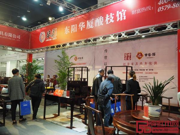 眾多客商紛紛前來華廈·大不同展位欣賞紅木家具 眾多客商紛紛前來華廈·大不同展位欣賞紅木家具