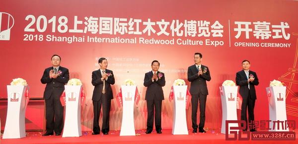 一眾領(lǐng)導(dǎo)和嘉賓見(jiàn)證上海紅木展正式啟幕 一眾領(lǐng)導(dǎo)和嘉賓見(jiàn)證上海紅木展正式啟幕