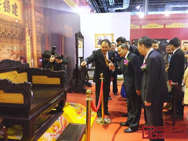 “京作”、“仙作”等各大流派和新中式品牌共同亮相上海紅木展 “京作”、“仙作”等各大流派和新中式品牌共同亮相上海紅木展