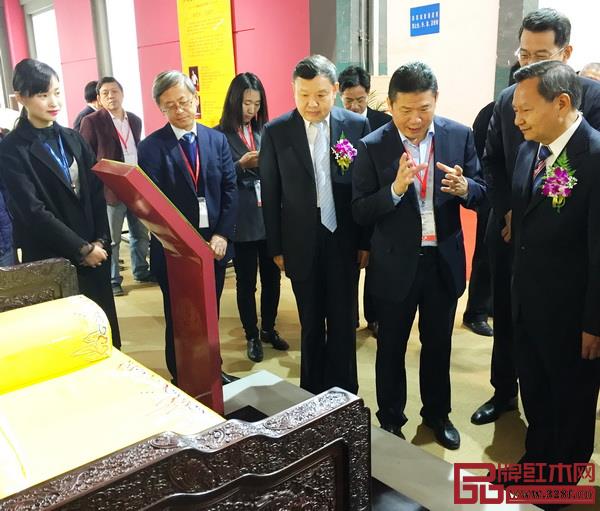 “京作”、“仙作”等各大流派和新中式品牌共同亮相上海紅木展 “京作”、“仙作”等各大流派和新中式品牌共同亮相上海紅木展