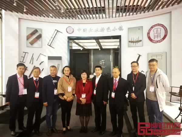 領(lǐng)導(dǎo)嘉賓在中山大涌“中國紅木特色小鎮(zhèn)”展區(qū)參觀、合影 領(lǐng)導(dǎo)嘉賓在中山大涌“中國紅木特色小鎮(zhèn)”展區(qū)參觀、合影