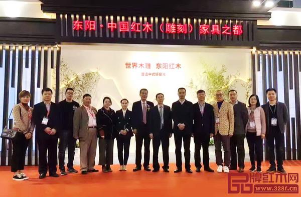 一眾領(lǐng)導(dǎo)嘉賓參觀大涌、東陽(yáng)、石碁等紅木產(chǎn)業(yè)集群和紅木特色小鎮(zhèn)展館 一眾領(lǐng)導(dǎo)嘉賓參觀大涌、東陽(yáng)、石碁等紅木產(chǎn)業(yè)集群和紅木特色小鎮(zhèn)展館