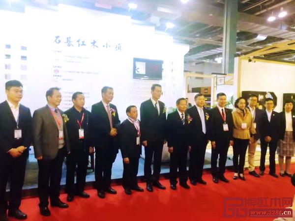 一眾領(lǐng)導(dǎo)嘉賓參觀大涌、東陽(yáng)、石碁等紅木產(chǎn)業(yè)集群和紅木特色小鎮(zhèn)展館 一眾領(lǐng)導(dǎo)嘉賓參觀大涌、東陽(yáng)、石碁等紅木產(chǎn)業(yè)集群和紅木特色小鎮(zhèn)展館