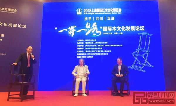 伍氏興隆董事長(zhǎng)伍炳亮(左二)、三福董事長(zhǎng)黃福華(右一)就“中國(guó)紅木文化以及傳統(tǒng)藝術(shù)如何走向世界”提出建設(shè)性意見(jiàn) 伍氏興隆董事長(zhǎng)伍炳亮(左二)、三福董事長(zhǎng)黃福華(右一)就“中國(guó)紅木文化以及傳統(tǒng)藝術(shù)如何走向世界”提出建設(shè)性意見(jiàn)