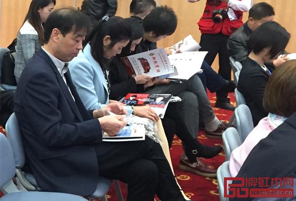 參與本次論壇活動的嘉賓閱讀《品牌紅木》雜志 參與本次論壇活動的嘉賓閱讀《品牌紅木》雜志