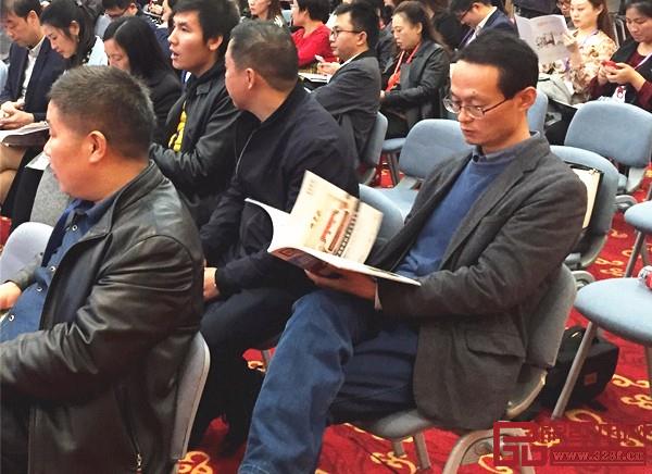 參與本次論壇活動的嘉賓閱讀《品牌紅木》雜志 參與本次論壇活動的嘉賓閱讀《品牌紅木》雜志