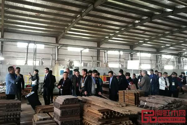 在恒達(dá)木業(yè)董事長陳國良(左一)的帶領(lǐng)下,嘉賓們參觀恒達(dá)木業(yè)工廠 在恒達(dá)木業(yè)董事長陳國良(左一)的帶領(lǐng)下,嘉賓們參觀恒達(dá)木業(yè)工廠