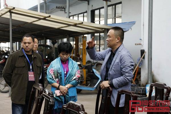恒達(dá)木業(yè)董事長陳國良(右一)為嘉賓們介紹恒達(dá)木業(yè)的生產(chǎn)工藝 恒達(dá)木業(yè)董事長陳國良(右一)為嘉賓們介紹恒達(dá)木業(yè)的生產(chǎn)工藝