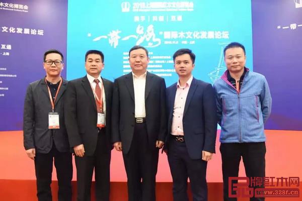 中國家具協(xié)會理事長徐祥楠(中),中山市大涌鎮(zhèn)鎮(zhèn)長賀修虎(左二)、黨委委員歐陽凱(左一)、經(jīng)信局局長鄭獻(xiàn)輝(右一),全聯(lián)藝術(shù)紅木家具專業(yè)委員會執(zhí)行會長、弘木傳媒CEO林偉華(右二)在論壇現(xiàn)場合影 中國家具協(xié)會理事長徐祥楠(中),中山市大涌鎮(zhèn)鎮(zhèn)長賀修虎(左二)、黨委委員歐陽凱(左一)、經(jīng)信局局長鄭獻(xiàn)輝(右一),全聯(lián)藝術(shù)紅木家具專業(yè)委員會執(zhí)行會長、弘木傳媒CEO林偉華(右二)在論壇現(xiàn)場合影