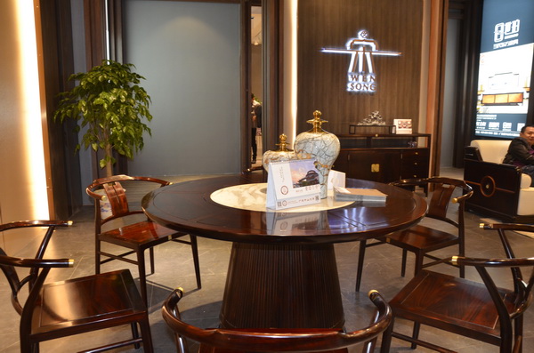 新穎時尚的新中式紅木家具與傳統(tǒng)典雅的紅木家具一同登場 新穎時尚的新中式紅木家具與傳統(tǒng)典雅的紅木家具一同登場