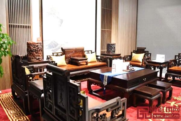 新穎時尚的新中式紅木家具與傳統(tǒng)典雅的紅木家具一同登場(圖片來源:大涌發(fā)布) 新穎時尚的新中式紅木家具與傳統(tǒng)典雅的紅木家具一同登場(圖片來源:大涌發(fā)布)