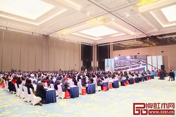 舉辦地不斷升級(jí),中國(guó)紅木家具品牌大會(huì)彰顯出“國(guó)際化”的大格局(第七屆中國(guó)紅木家具品牌大會(huì)在G20 峰會(huì)舉辦地——杭州國(guó)際博覽中心召開) 舉辦地不斷升級(jí),中國(guó)紅木家具品牌大會(huì)彰顯出“國(guó)際化”的大格局(第七屆中國(guó)紅木家具品牌大會(huì)在G20 峰會(huì)舉辦地——杭州國(guó)際博覽中心召開)