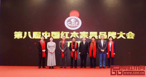 政府、行業(yè)領(lǐng)導(dǎo)和品牌企業(yè)大咖的參加,使得中國(guó)紅木家具品牌大會(huì)的知名度逐年擴(kuò)大 政府、行業(yè)領(lǐng)導(dǎo)和品牌企業(yè)大咖的參加,使得中國(guó)紅木家具品牌大會(huì)的知名度逐年擴(kuò)大