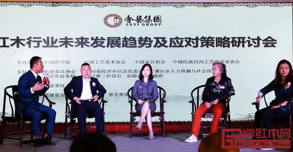  南京林業(yè)大學家居與工業(yè)設計學院教授陳于書（右一）、深圳坐標智業(yè)董事長張家年（右二）、武漢大學教授余湘林（左二）、中式家具品牌商學院院長張歆汶（中）進行高峰對話 