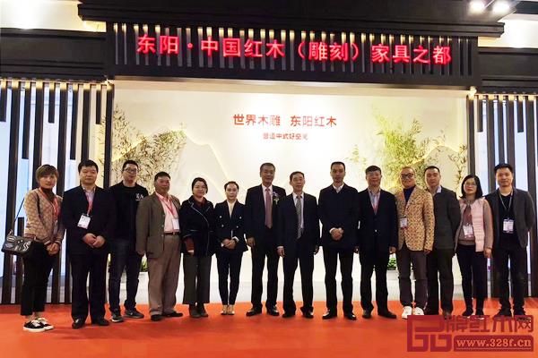 領(lǐng)導(dǎo)嘉賓及企業(yè)代表在“東陽·中國紅木(雕刻)家具之都”展館前合影留念 領(lǐng)導(dǎo)嘉賓及企業(yè)代表在“東陽·中國紅木(雕刻)家具之都”展館前合影留念