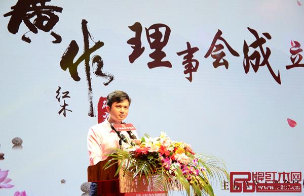 全聯(lián)藝術(shù)紅木家具專業(yè)委員會(huì)執(zhí)行會(huì)長(zhǎng)、弘木傳媒CEO林偉華受邀致辭時(shí)表示,文化是魂,品質(zhì)、品位、品牌是紅木家具企業(yè)發(fā)展未來(lái) 全聯(lián)藝術(shù)紅木家具專業(yè)委員會(huì)執(zhí)行會(huì)長(zhǎng)、弘木傳媒CEO林偉華受邀致辭時(shí)表示,文化是魂,品質(zhì)、品位、品牌是紅木家具企業(yè)發(fā)展未來(lái)