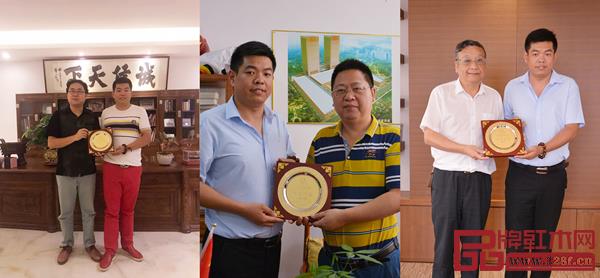 廣作紅木研究院榮譽(yù)院長(zhǎng)授牌儀式,圖左起為五邑大學(xué)藝術(shù)學(xué)院張超、新會(huì)古典家具城董事長(zhǎng)袁秋耘、江門(mén)廣雅學(xué)校馮如希 廣作紅木研究院榮譽(yù)院長(zhǎng)授牌儀式,圖左起為五邑大學(xué)藝術(shù)學(xué)院張超、新會(huì)古典家具城董事長(zhǎng)袁秋耘、江門(mén)廣雅學(xué)校馮如希