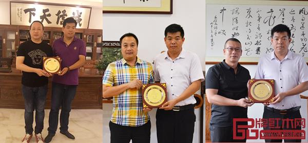 廣作紅木研究院主席團(tuán)主席授牌儀式,圖左起為錦東紅木家具城柯宏健、恒匯紅木家具城劉傳彬、匯楹紅木家具城何文照 廣作紅木研究院主席團(tuán)主席授牌儀式,圖左起為錦東紅木家具城柯宏健、恒匯紅木家具城劉傳彬、匯楹紅木家具城何文照