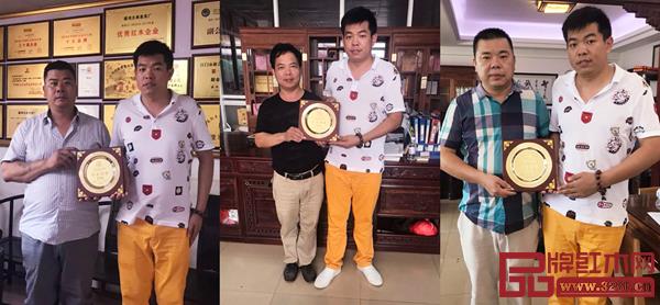 廣作紅木研究院常務(wù)理事授牌儀式,圖左起為建鴻古典家具羅書(shū)群、名嘉坊家具李向明、御錦軒家具陸文滿 廣作紅木研究院常務(wù)理事授牌儀式,圖左起為建鴻古典家具羅書(shū)群、名嘉坊家具李向明、御錦軒家具陸文滿