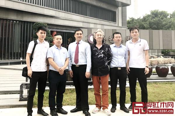 品牌紅木在現(xiàn)場與名藝名居紅木整裝館核心團隊（左二至五分別為供應鏈褚前偉、招商部唐紀、總設計師張家年、加盟部鄭明偉）交流