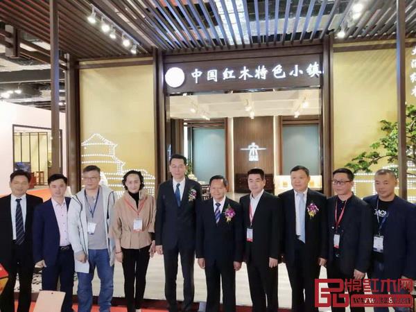 一眾領(lǐng)導(dǎo)嘉賓參觀大涌、東陽(yáng)、石碁等紅木產(chǎn)業(yè)集群和紅木特色小鎮(zhèn)展館 一眾領(lǐng)導(dǎo)嘉賓參觀大涌、東陽(yáng)、石碁等紅木產(chǎn)業(yè)集群和紅木特色小鎮(zhèn)展館