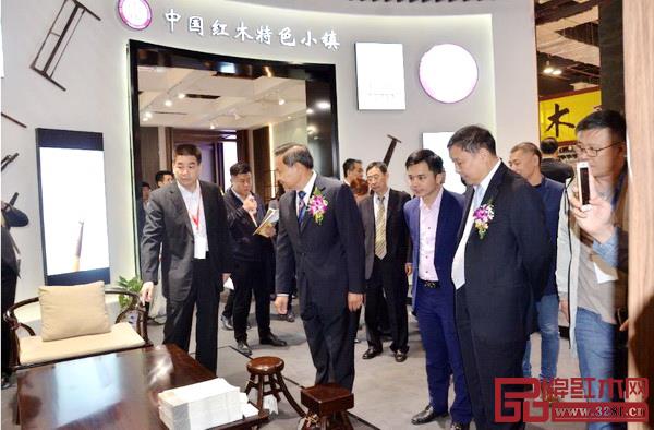 大涌展區(qū)榮獲組委會(huì)頒發(fā)的“紅頂杯”最佳展位獎(jiǎng) 大涌展區(qū)榮獲組委會(huì)頒發(fā)的“紅頂杯”最佳展位獎(jiǎng)