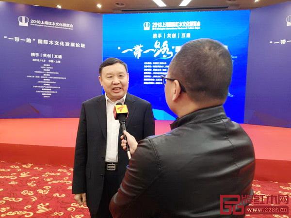 中國(guó)家具協(xié)會(huì)理事長(zhǎng)徐祥楠接受廣東廣播電視臺(tái)采訪 中國(guó)家具協(xié)會(huì)理事長(zhǎng)徐祥楠接受廣東廣播電視臺(tái)采訪