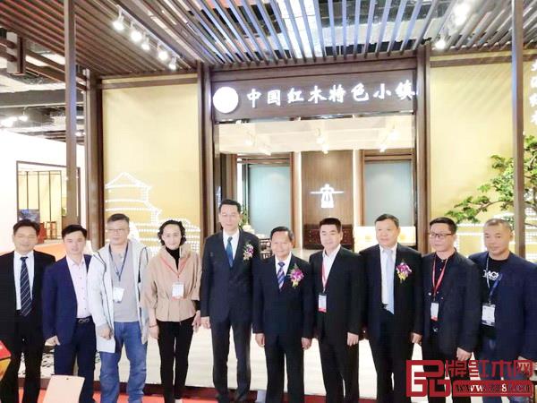 中國(guó)輕工業(yè)聯(lián)合會(huì)會(huì)長(zhǎng)張崇和(右五),上海市經(jīng)濟(jì)和信息化委員會(huì)巡視員陳躍華(左五),中國(guó)家具協(xié)會(huì)理事長(zhǎng)徐祥楠(左三),中國(guó)家具協(xié)會(huì)副理事長(zhǎng)、秘書(shū)長(zhǎng)張冰冰(左四)等領(lǐng)導(dǎo)到大涌展位指導(dǎo)工作并合影留念 中國(guó)輕工業(yè)聯(lián)合會(huì)會(huì)長(zhǎng)張崇和(右五),上海市經(jīng)濟(jì)和信息化委員會(huì)巡視員陳躍華(左五),中國(guó)家具協(xié)會(huì)理事長(zhǎng)徐祥楠(左三),中國(guó)家具協(xié)會(huì)副理事長(zhǎng)、秘書(shū)長(zhǎng)張冰冰(左四)等領(lǐng)導(dǎo)到大涌展位指導(dǎo)工作并合影留念