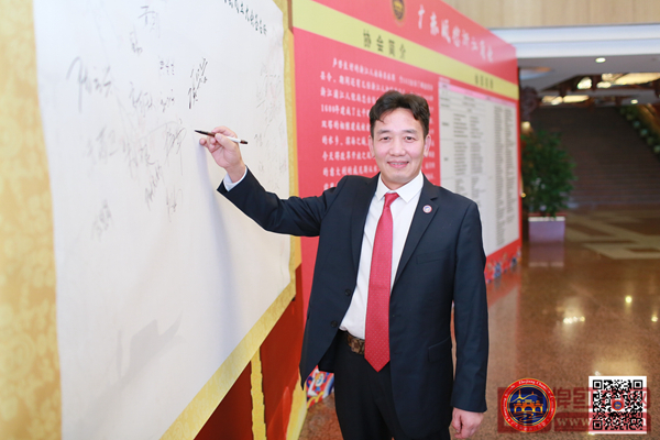 國方家居董事長陳新平在廣東順德浙江商會成立大會現(xiàn)場留影 國方家居董事長陳新平在廣東順德浙江商會成立大會現(xiàn)場留影