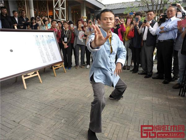 馬云在“太極禪苑”開(kāi)館當(dāng)日的現(xiàn)場(chǎng)表演 馬云在“太極禪苑”開(kāi)館當(dāng)日的現(xiàn)場(chǎng)表演
