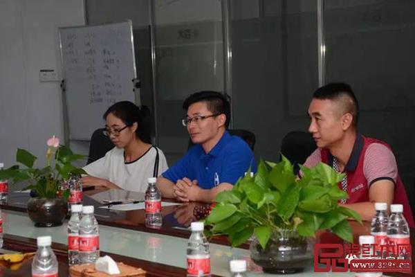 劉金良副理事長、王克會長等與森木家具相關(guān)人員進(jìn)行座談 劉金良副理事長、王克會長等與森木家具相關(guān)人員進(jìn)行座談