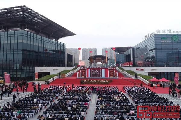 第十三屆東博會在東陽木雕城國際會展中心外廣場隆重開幕,吸引了眾多行業(yè)內(nèi)人士前來參與 第十三屆東博會在東陽木雕城國際會展中心外廣場隆重開幕,吸引了眾多行業(yè)內(nèi)人士前來參與