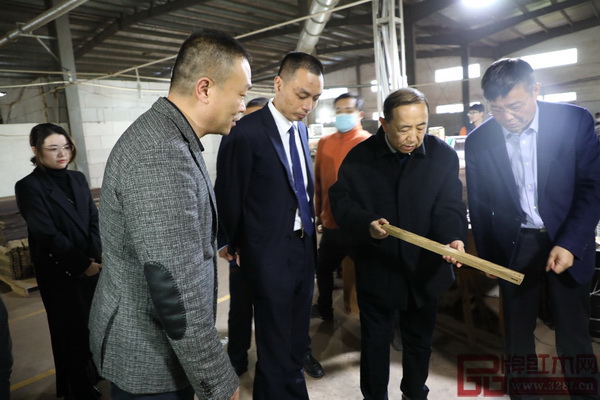 楊志明部長（右二）對恒達(dá)木業(yè)選材用料認(rèn)真詢問