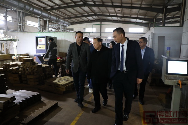 楊志明部長一行參觀恒達(dá)木業(yè)工廠