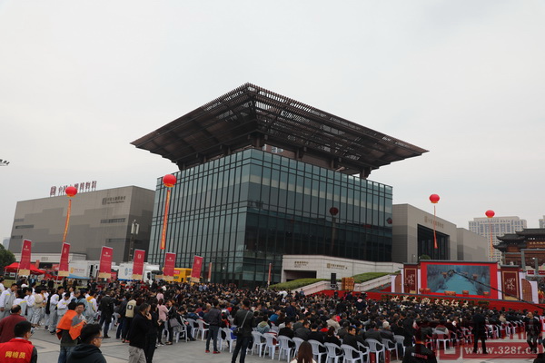 第十三屆中國（東陽）木雕竹編工藝美術(shù)博覽會暨中國（東陽）木雕紅木產(chǎn)業(yè)發(fā)展大會在木雕城國際會展中心外廣場隆重開幕