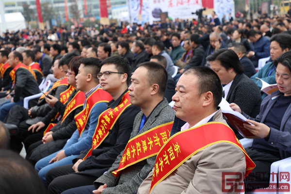 萬家宜紅木董事長吳明月（右一）參加?xùn)|博會開幕式