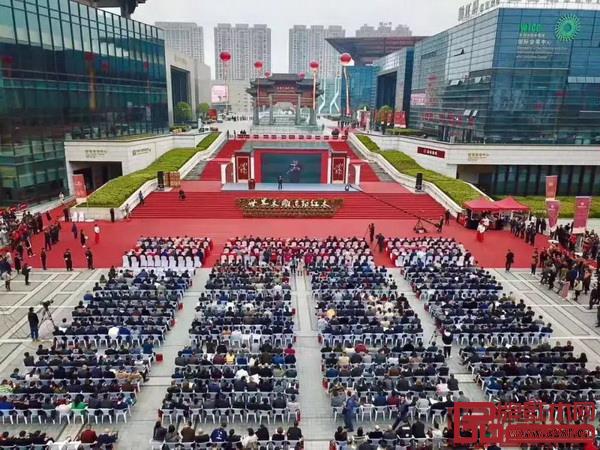 11月15日上午，第十三屆中國(guó)（東陽(yáng)）木雕竹編工藝美術(shù)博覽會(huì)暨中國(guó)（東陽(yáng)）木雕紅木產(chǎn)業(yè)發(fā)展大會(huì)隆重開(kāi)幕