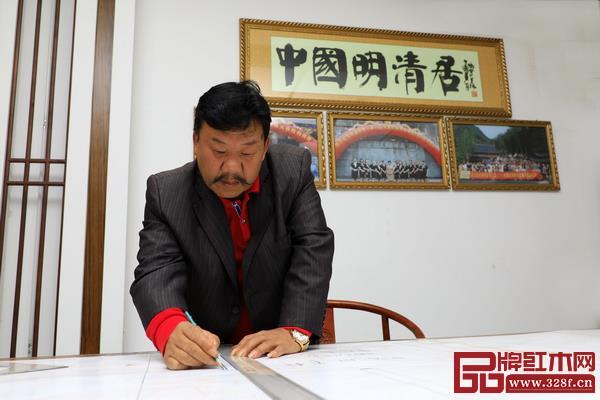 金彪云大師進(jìn)行設(shè)計(jì)創(chuàng)作