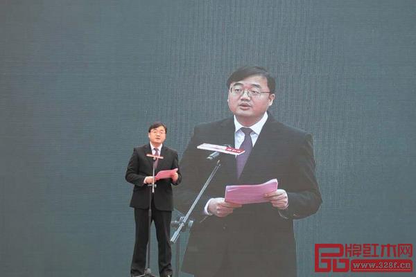 金華市副市長、東陽市委書記黃敏在開幕式講話中指出,東陽市委市政府將大力支持紅木家具產(chǎn)業(yè)發(fā)展,力促轉(zhuǎn)型升級 金華市副市長、東陽市委書記黃敏在開幕式講話中指出,東陽市委市政府將大力支持紅木家具產(chǎn)業(yè)發(fā)展,力促轉(zhuǎn)型升級