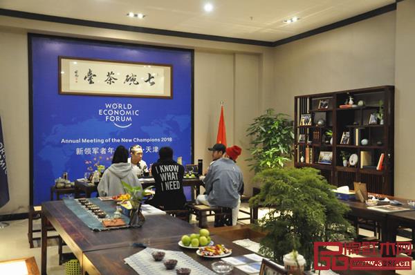 《護(hù)苗在行動(dòng)》電影主創(chuàng)人員在“七碗茶室”討論拍攝計(jì)劃? 《護(hù)苗在行動(dòng)》電影主創(chuàng)人員在“七碗茶室”討論拍攝計(jì)劃?