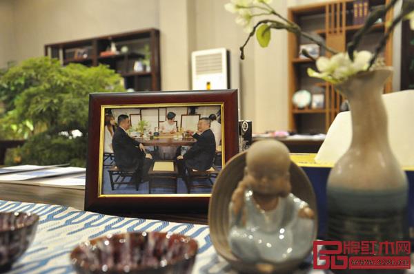 志成紅木在達(dá)沃斯論壇現(xiàn)場(chǎng)的留影照片引發(fā)眾多談資,引人關(guān)注? 志成紅木在達(dá)沃斯論壇現(xiàn)場(chǎng)的留影照片引發(fā)眾多談資,引人關(guān)注?