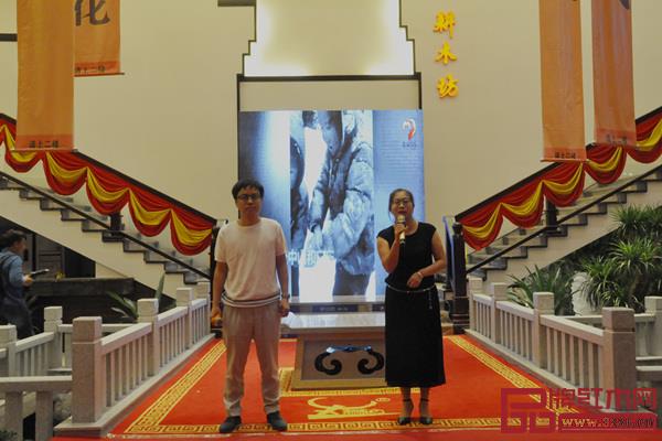 中山市人力資源和社會(huì)保障局東區(qū)分局副局長(zhǎng)許菊(右)以及中共綏江縣人民政府扶貧開發(fā)辦公室黨組成員曾廣東向在座來賓介紹了云南省昭通市綏江縣的扶貧工作現(xiàn)狀? 中山市人力資源和社會(huì)保障局東區(qū)分局副局長(zhǎng)許菊(右)以及中共綏江縣人民政府扶貧開發(fā)辦公室黨組成員曾廣東向在座來賓介紹了云南省昭通市綏江縣的扶貧工作現(xiàn)狀?