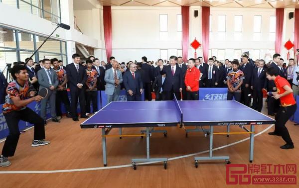 奧運(yùn)冠軍張怡寧正在訓(xùn)練巴新運(yùn)動(dòng)員,“乒乓外交”再添新故事 奧運(yùn)冠軍張怡寧正在訓(xùn)練巴新運(yùn)動(dòng)員,“乒乓外交”再添新故事
