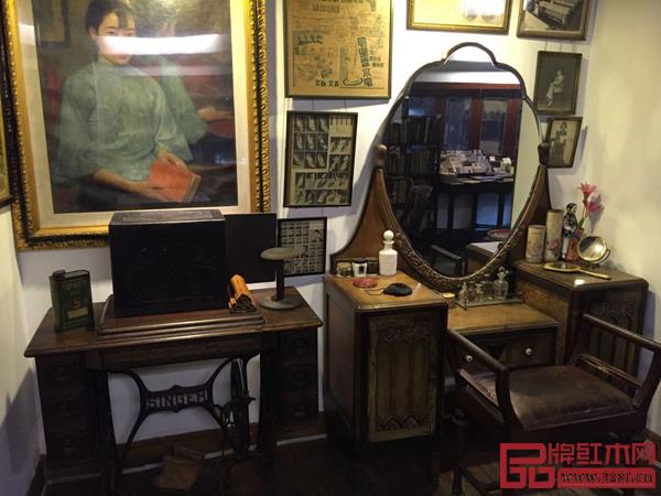 老上海茶館里陳列女子梳妝時用的梳妝臺 老上海茶館里陳列女子梳妝時用的梳妝臺