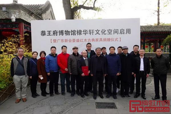 一眾領(lǐng)導(dǎo)和專家見證捐贈儀式 一眾領(lǐng)導(dǎo)和專家見證捐贈儀式