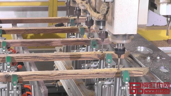 恒達(dá)木業(yè)打破傳統(tǒng)生產(chǎn)模式,創(chuàng)新當(dāng)代紅木家具生產(chǎn)方式,開(kāi)啟紅木新革命 恒達(dá)木業(yè)打破傳統(tǒng)生產(chǎn)模式,創(chuàng)新當(dāng)代紅木家具生產(chǎn)方式,開(kāi)啟紅木新革命